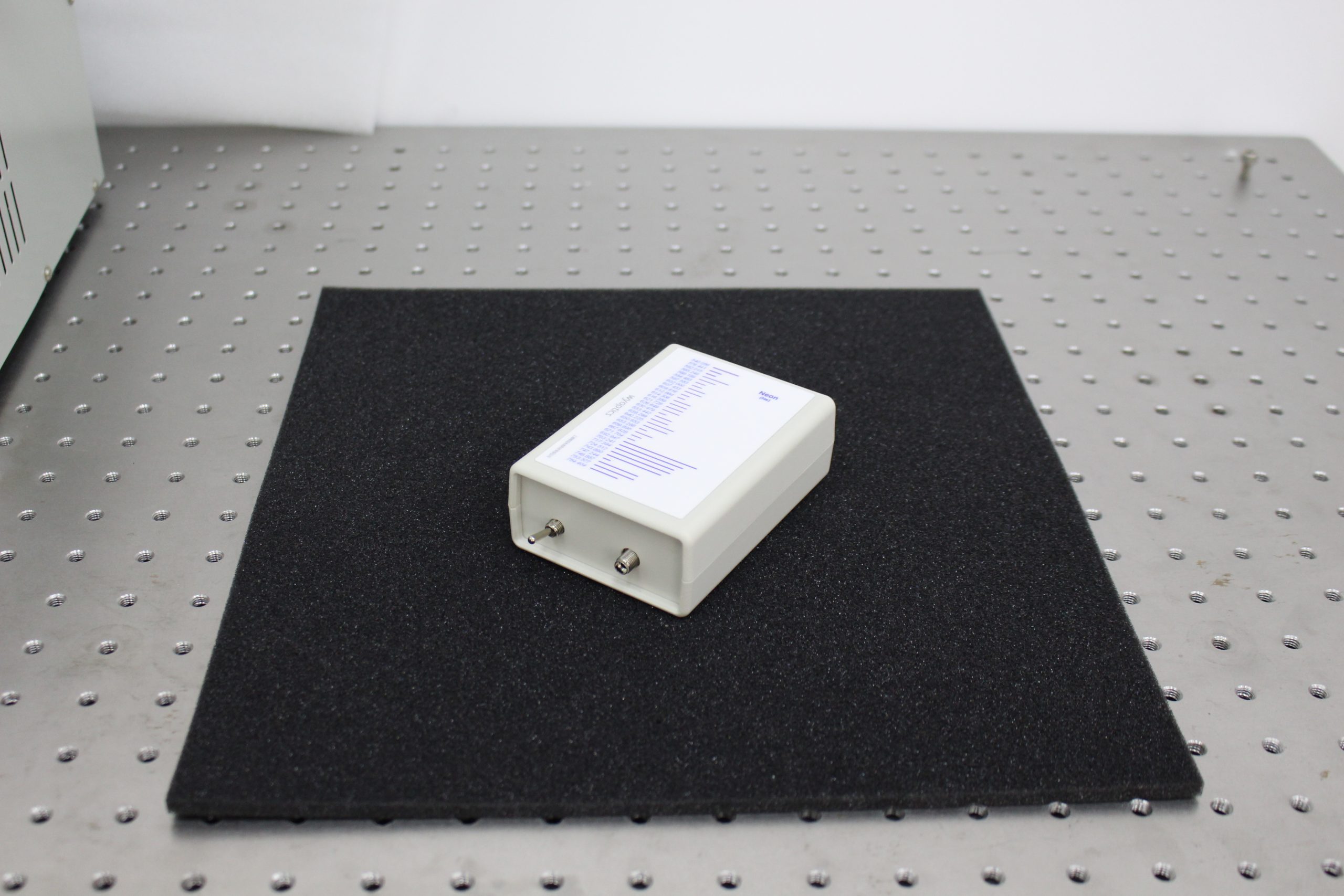 Калибровочный неоновый источник с волоконным выводом излучения NE-1