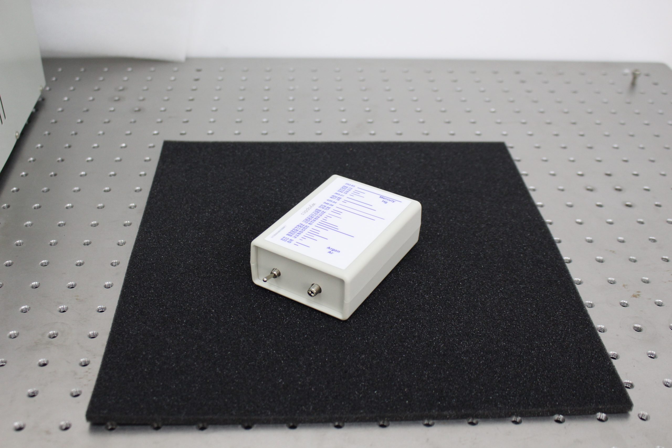 Калибровочный ртутно-аргоновый источник с волоконным выводом излучения HG-1